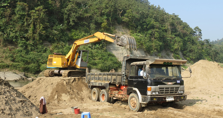 রুমায় সাংগু থেকে অবৈধ বালু উত্তোলণ : ৫০ হাজার টাকা জরিমানা
